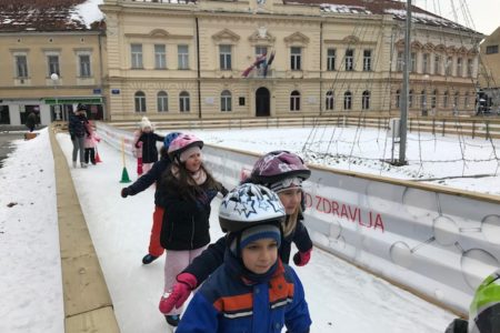 Igre na ledu u središtu grada