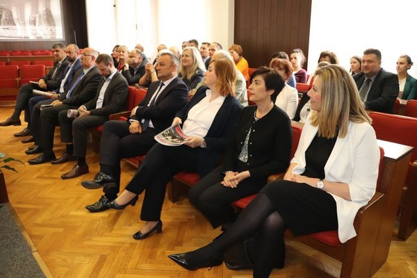 Uzvanici i veleposlanik Anvar Azimov u gradskoj vijećnici u Koprivnici