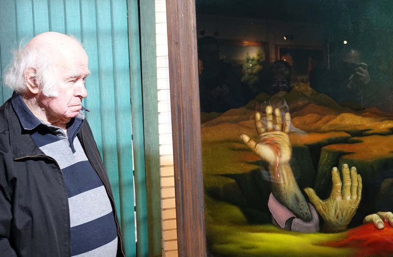 Mijo Kovačić pokraj svoje slike Jama u Galeriji Hlebine