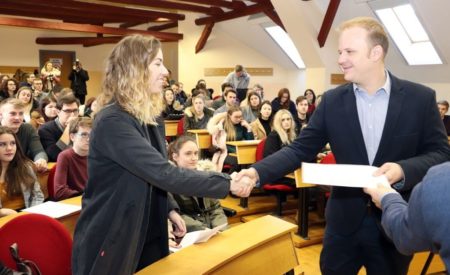 Gradonačelnik Mišel Jakšić dijeli stipendije studentima