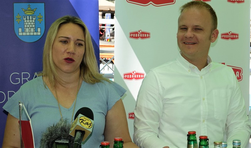 Tatjana Petričušić iz Carlsberga s gradonačelnikom Mišelom Jakšićem