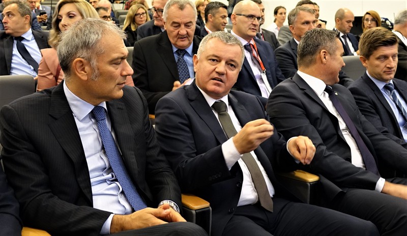 Čelnik Atlantica Emil Tedeschi i ministar poduzetništva Darko Horvat na konferenciji u Podravki