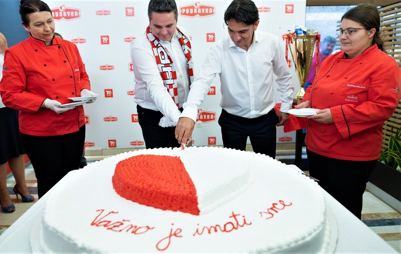 Predsjednik uprave Podravke Marin Pucar i nogometni izbornik Zlatko Dalić režu Podravkinu tortu