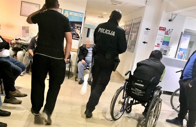 Hitni bolnički odjel u Koprivnici- čekaonica prepuna pacijenata i policije