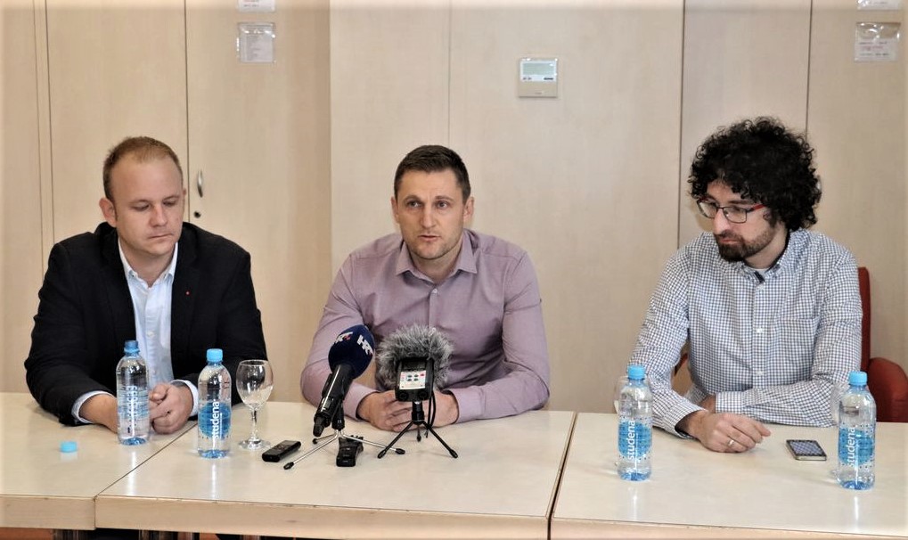 Gradonačelnik Mišel Jakšić, ravnatelj knjižnice Karlo Galinec i knjižničar Petar Lukačić