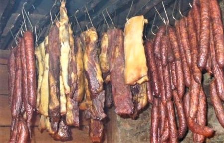 Lopovi ukrali 40 kilograma šunke, špeka, kobasica, rebara