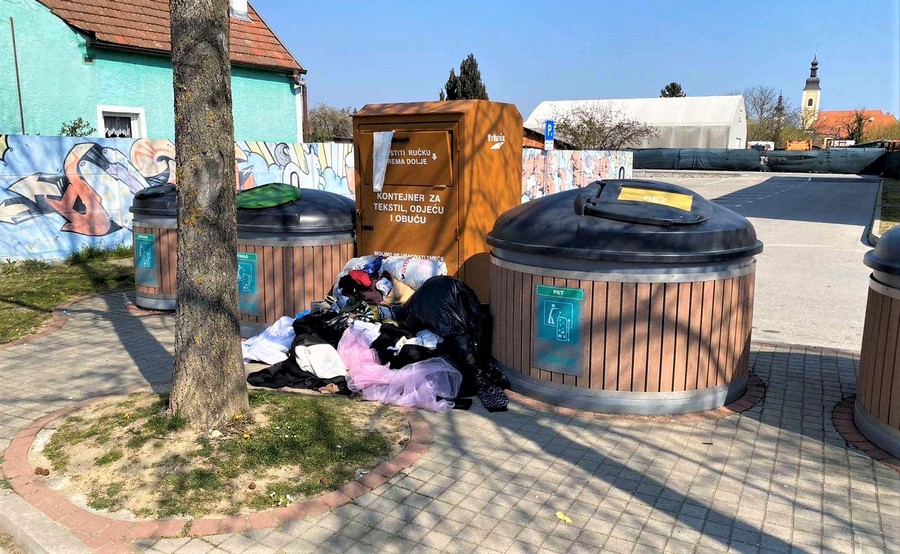 Kontejner s tekstilom na zelenom otoku - kaos nakon djevojaka