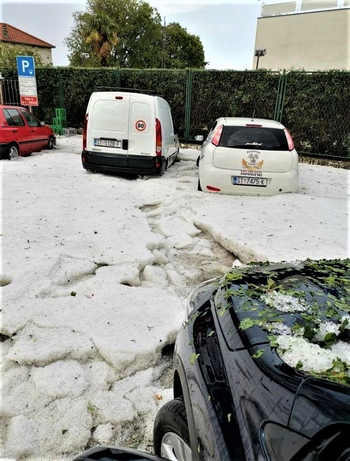 Tuča zabijelila ulice u vozila u Kaštelima