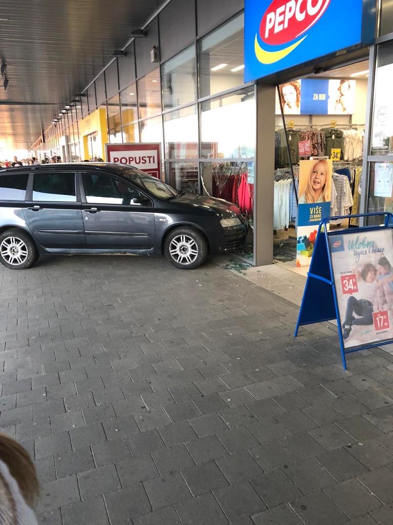 Automobil završio u izlogu dućana