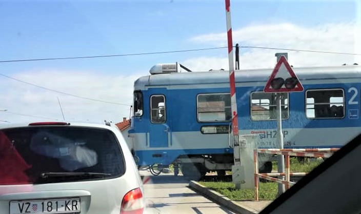 Rampa podignuta, vlak prolazi, a za sve je kriv udar munje