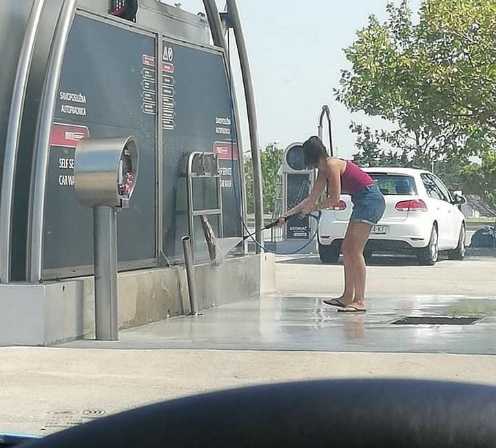 Pranje pršuta u autopraonici u Zadru
