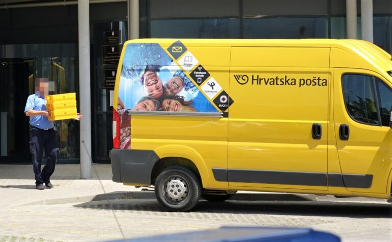 Poštar krao pakete sa skupim mobitelima