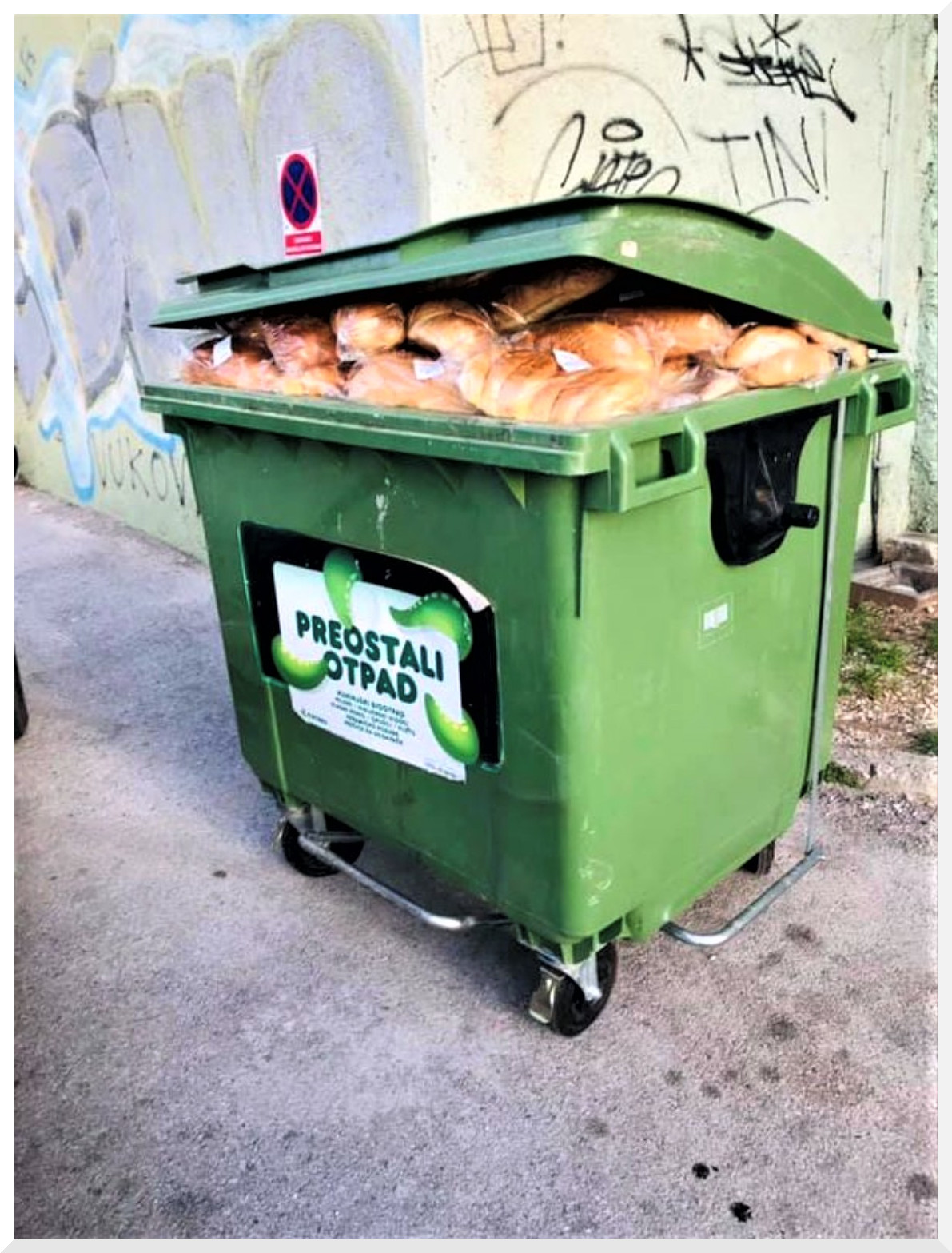 Kontejner pun kruha u Rijeci