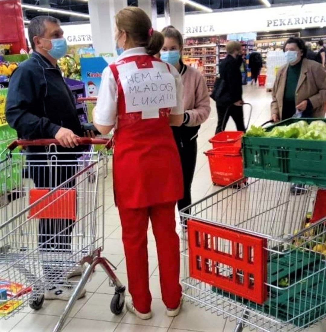 Natpis na prodavačici u Super Konzumu