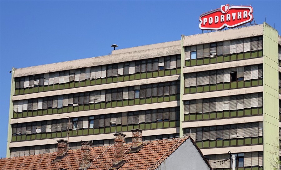 Podravka zgrada potrgane stare rolete