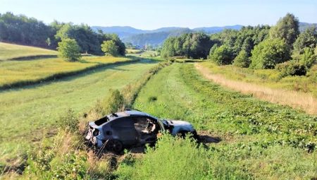 Automobil potpuno izgorio u polju kod Novog Marofa