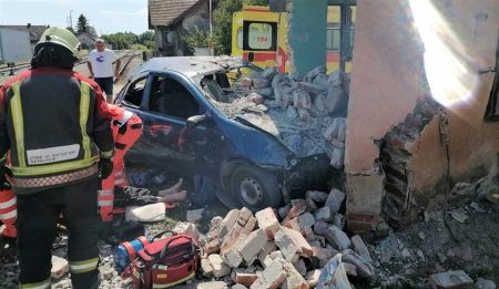 Vlak naletio na automobil u Novom Marofu