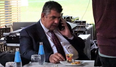 Pavao Vujnovac, vlasnik PPD-a, ispravlja tekst na Danici