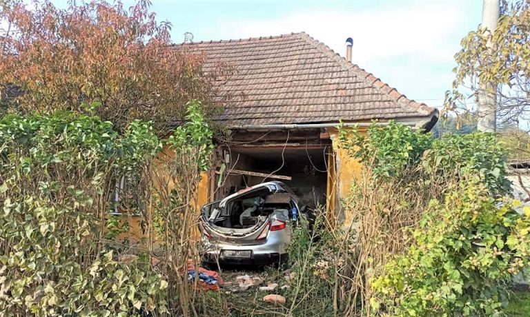 Pijana vozačica automobilom, vozilom se zaletjela u kuću