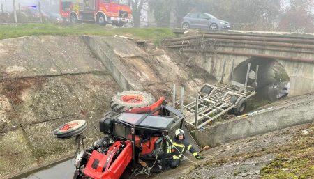 Traktor izletio u kanal u Petrinji