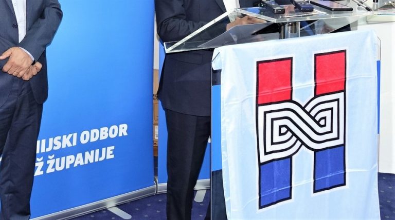 Netko se pomokrio po ulaznim vratima HDZ-a
