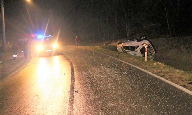 Zbog poledice u mjestu Ivandol kod Požege dva automobila sletjela na istome mjestu u kanal
