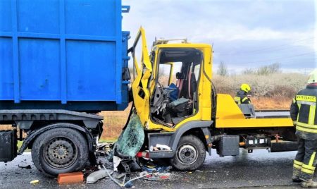 Vozač kamionavučne službe koristio mobitel pa se zabio u kamion s prikolicomna brzoj cesti prema Vrbovcu kod mjesta Sveta Helena