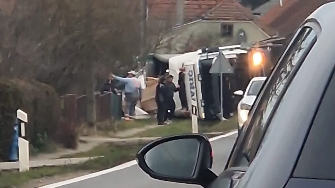 Prometna nesreća u mjestu Šrkinjari: kamion se prevrnuo na bok