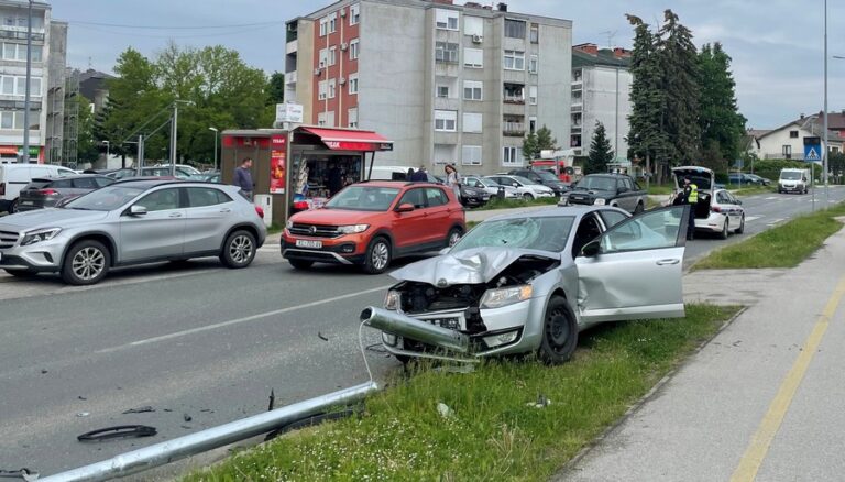 Teška prometna nesreća u križevačkoj ulici u Kporivnici, automobil naletio na stup