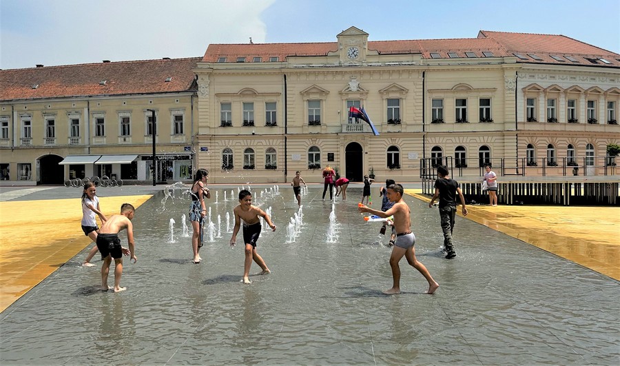 Djeca se kupaju u središtu Koprivnice na novoj fontani