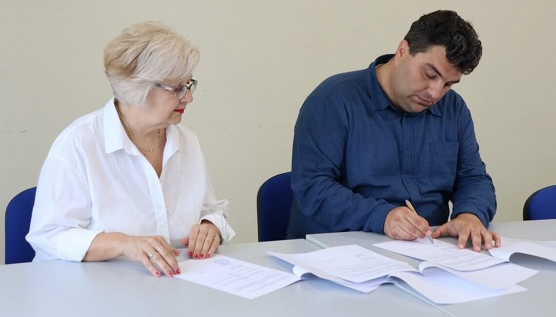 Gradonačelnik Križevaca Mario Rajn i doktorica medicine specijalistica pedijatrije Zdenka ŠkorićKovačić potpisali su danas Ugovor o dodjeli poticajne naknade