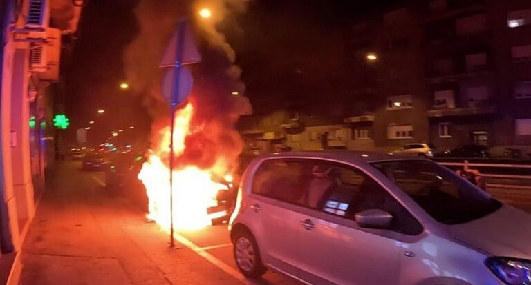 Skinu8o majicu i zapalio je ispod automobila u Zvonimirovoj ulici na Medveščaku u Zagrebu