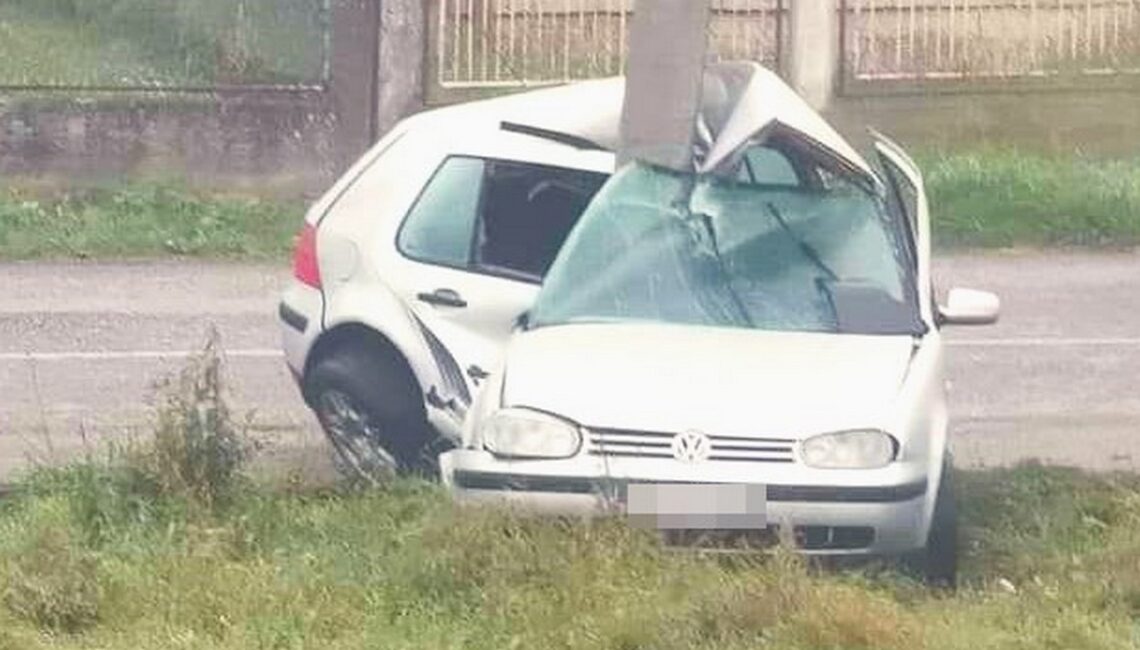 Mladić (18) omotao automobil oko stupa kod Brezovice u mjestu Goli Breg