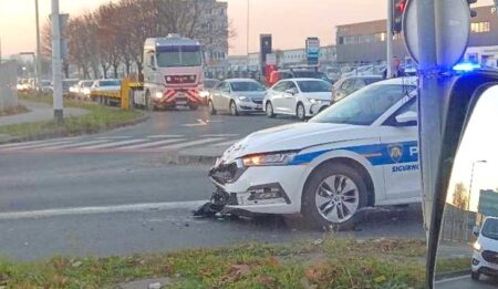 Poliicjski automobil oštećen u prometnoj nesreći u Škorpikovoj ulici u Zagrebu