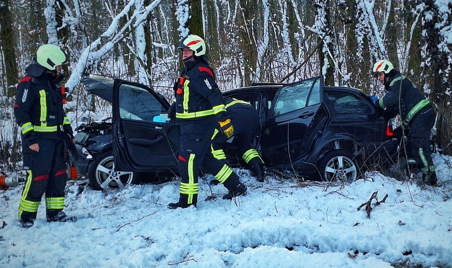 Vozač ukliješten nakon prometne nesreće, po snijegu, u mjestu Kušanec kod Velike Gorice