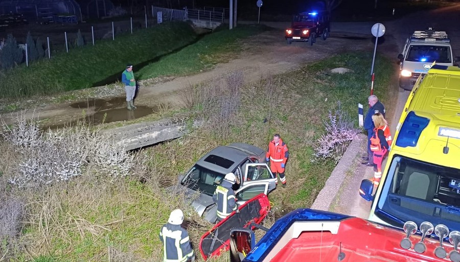 Vozač u Petrinji, Ulica Stjepana Radića, izletio s ceste u kanal